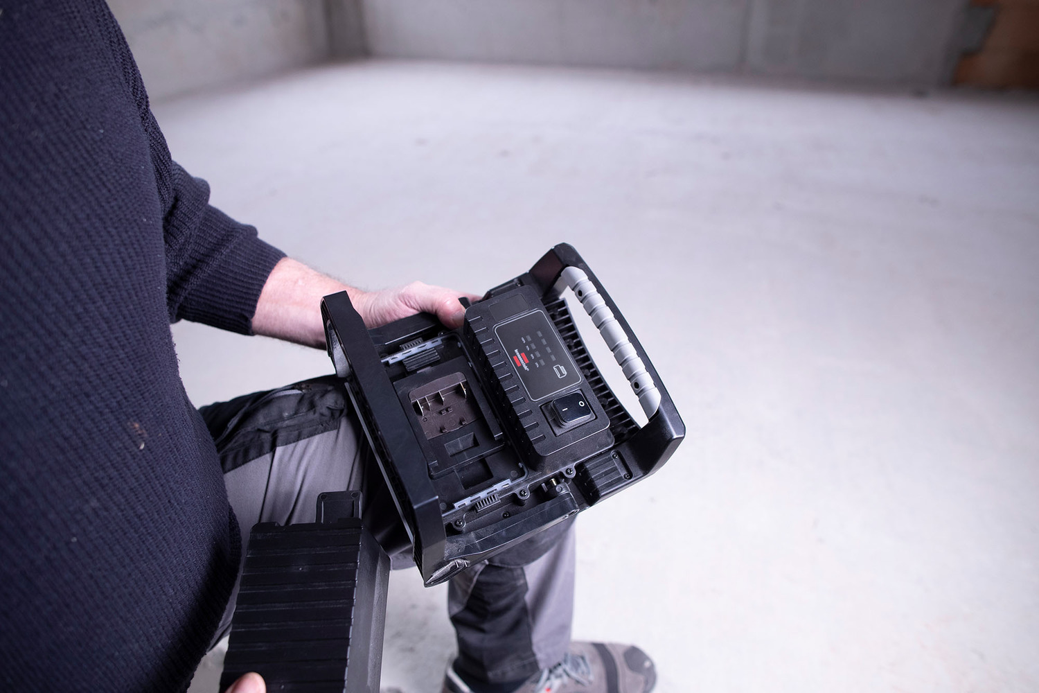 Faro LED Ricaricabile 150W ERAY - Doppio Pannello Solare - 4 Modalità/Luce SOS - Batteria 9000mAh IP66 - Per Cantieri Ed Emergenze - Foto 11